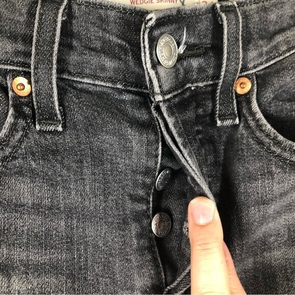 Levi's Wedgie Fit High Rise Skinny Jeans Stretch Gray Ripped Knee Raw Hem 24 - Picture 4 of 9